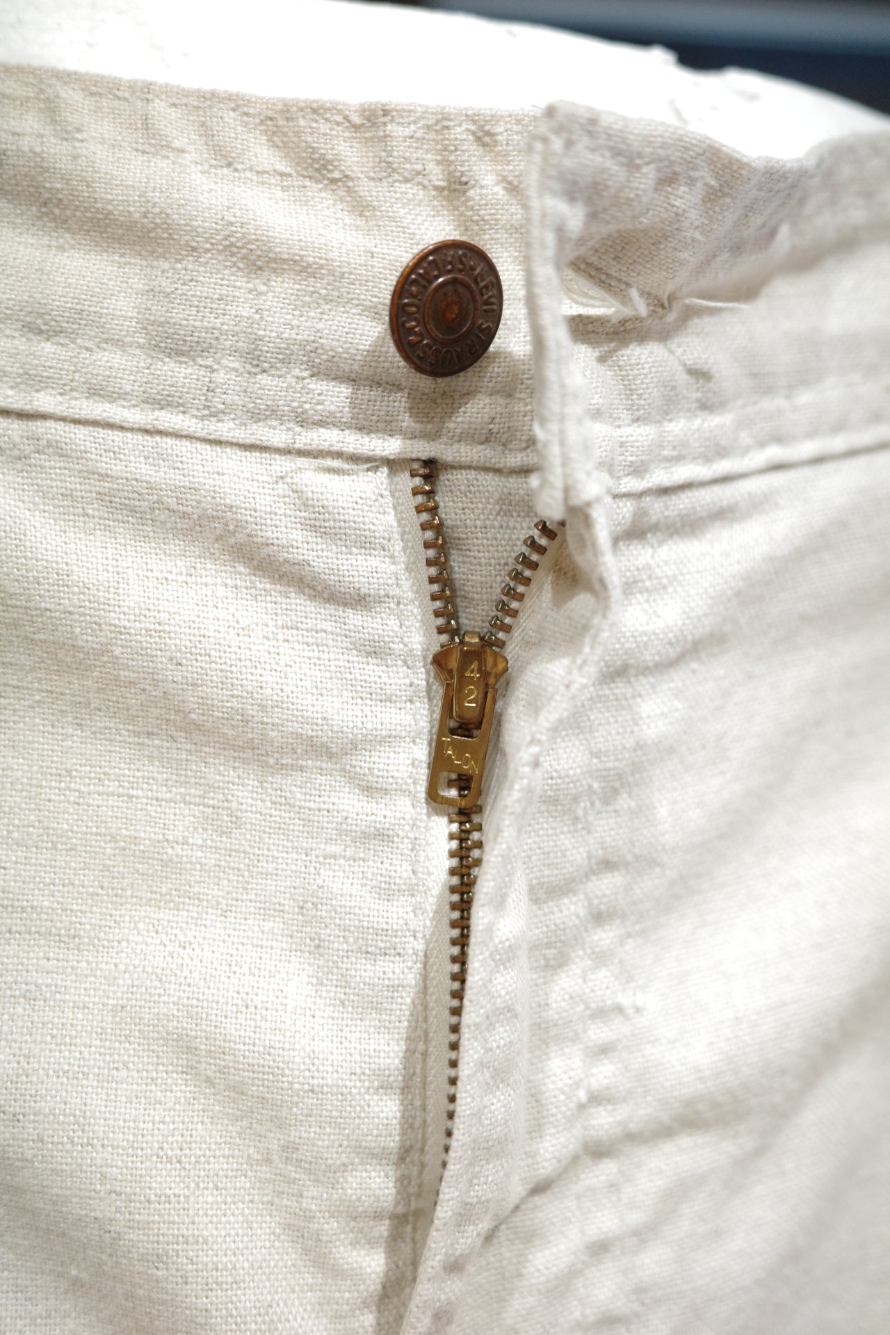 Levi’s half elastic easy pants